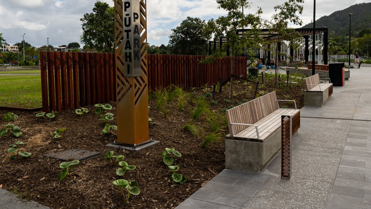 Pūtahi Park sign, carved timber fence, benches and planting, Whangārei