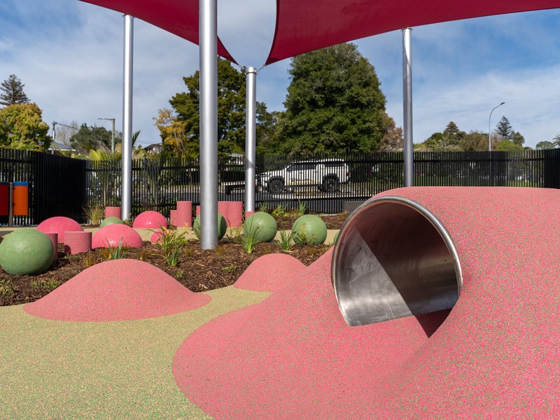 Rubber play mound with a tunnel slide, play spheres and shade sail